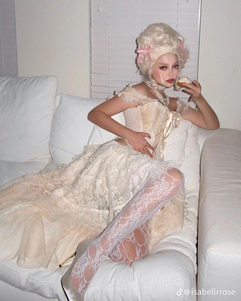 marie antoinette costume inspo Marie Antoinette Costume Halloween, Rococo Aesthetic, Marie Antoinette Party, Marie Antoinette Dresses, Marie Antoinette Costume, Antoinette Dress, Rococo Fashion, Deco Wall, Art Deco Wall