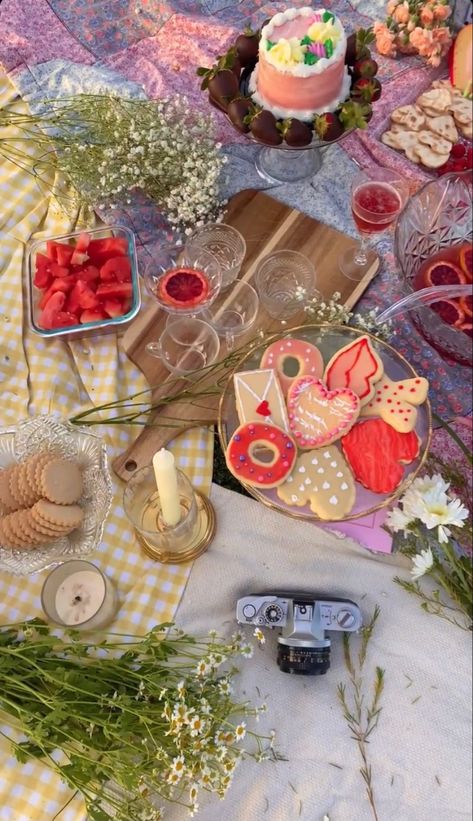 Aesthetic Picnic Food, Picnic Cookies, Summer Pink Aesthetic, Bridal Picnic, Cookies Summer, Picnic Date Food, Picnic Invitations, Aesthetic Picnic, Picnic Dinner