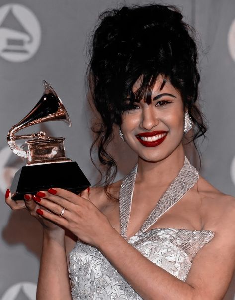 Selena Grammy, Selena Boutique, Suzette Quintanilla, Selena Quintanilla Fashion, Singer Fashion, Selena Q, Tejano Music, Faye Dunaway, Selena Quintanilla Perez