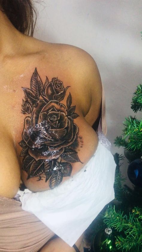 tattos black rose Black Rose Tattoo, Mujeres Tattoo, Private Tattoos, L Tattoo, Underboob Tattoo, Black Rose Tattoos, Clever Tattoos, Hip Tattoos Women, Tattoed Women