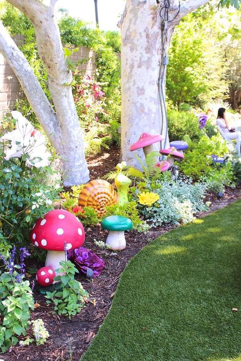 Fairy Garden Ideas Enchanted Forest, Alice In Wonderland Garden, Taman Diy, Large Backyard Landscaping, Jardim Diy, Fairy Garden Party, Whimsical Fairy, Garden Sculptures, Fairy Birthday Party