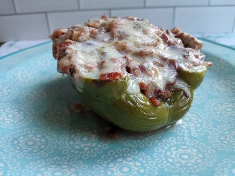 Lean ground beef and shredded cabbage combine with delicious seasonings and cheese in a stuffed bell pepper recipe that's so good it's worth the extra effort. Precooked Bacon, Cabbage Stuffed, Keto Entrees, Italian Stuffed Peppers, Edible Bowl, Cheesesteak Stuffed Peppers, Ground Sirloin, Beef And Cabbage, Feel Healthy