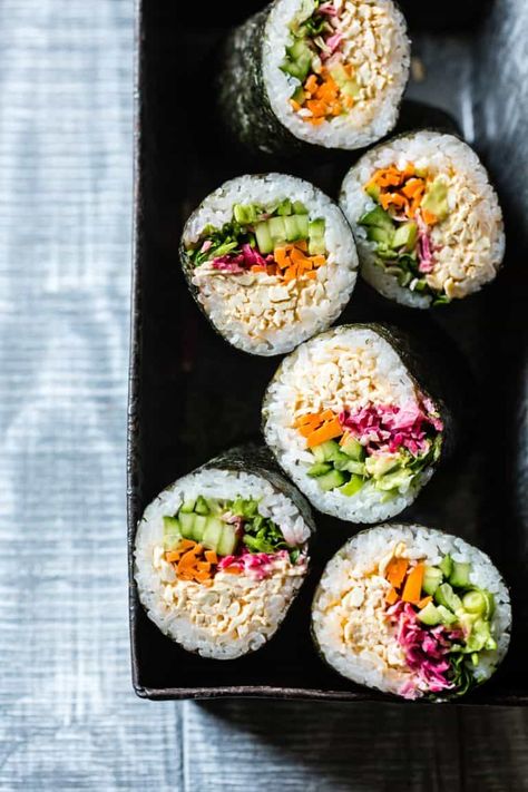 Vegetarian Sushi Recipes, Resep Sushi, Tofu Sushi, Sushi Recipes Homemade, Sushi Burrito, Veggie Sushi, Vegetarian Sushi, Hummus Wrap, Sushi Recipe