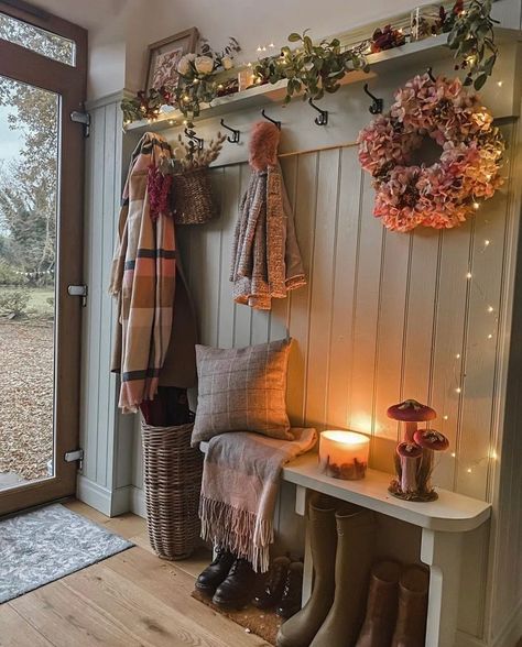 24+ Creative Fall Entryway Decor Inspirations (& Tips) - DrExplains Cottage Hallway, Hallway Inspiration, Mudroom Decor, Hal Decor, Hallway Designs, Interior Design Per La Casa, Country Interior, Boot Room, Hall Decor