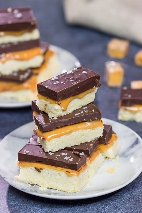 Featuring a combination of sweet and salty, these Chocolate Caramel Shortbread Cookies are the perfect sweet treat for finishing an evening! Shortbread Cookies With Chocolate, Caramel Shortbread, Cookies With Chocolate, Shortbread Cookie Recipe, Soft Caramel, Shortbread Cookie, Delicious Cookie Recipes, Spice Cookies, Chocolate Drizzle