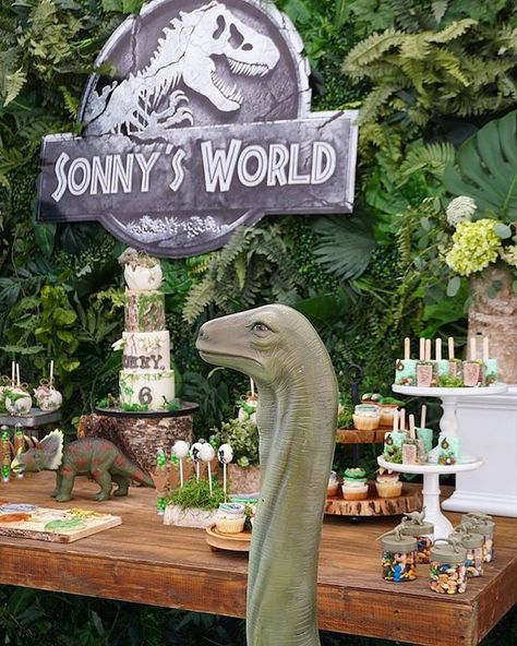 Jurassic World Dinosaur Party Decor Fête Jurassic Park, Festa Jurassic Park, Jurassic Park Birthday Party, Dinosaur Party Invitations, Jurassic Park Party, Dinosaur Birthday Theme, Jurassic Park Birthday, Birthday Party At Park, Dinosaur Birthday Party Decorations