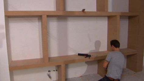 DIY: zo maak je een wandkast met vakken | RTL Nieuws Wall Shelving Units, Happy New Home, Wall Niche, Bookcase Wall, Built In Bookcase, Best Living Room, Room Remodeling, New Living Room, Diy Shelves