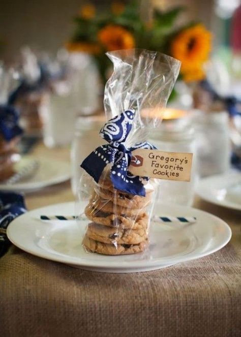 25 Lovely Rehearsal Dinner Favor Ideas Easy Favors, Rehearsal Dinner Ideas, Rehearsal Dinner Themes, Bbq Event, Wedding Rehearsal Dinner Decorations, Bbq Rehearsal Dinner, Rehearsal Dinner Planning, Rehearsal Dinner Favors, Event Tables