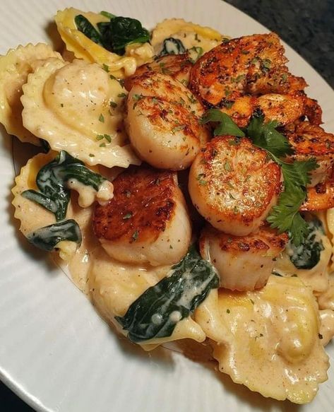 Garlic Alfredo Pasta, Pasta Alfredo, Shrimp Scallops, Food Babe, Cheese Tortellini, Alfredo Pasta, Healthy Food Motivation, Seafood Pasta, Cheese Stuffed