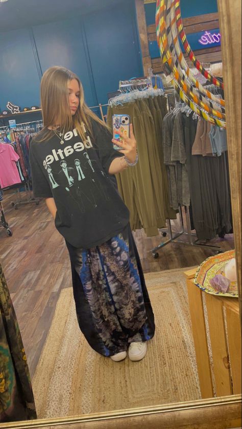 tie dye harem pants beatles oversized shirt hippie outfit Tie Dye Outfits Aesthetic, Hippy Grunge Outfits, Fits With Sweatpants, Tie Dye Pants Outfit, Oversized Band Tee Outfits, Boho Pants Outfit, Hippie Pants Outfit, Tie Dye Shirt Outfit, Baggy Tshirt Outfit