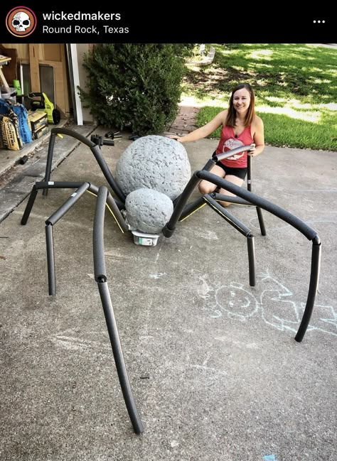 Diy Spider Halloween Decor, Big Spiders On House Halloween Diy, Halloween Spider Yard Decorations, Large Halloween Spider Diy, Yard Spiders Halloween, Halloween Decorations Outdoor Big Yard, Spider Yard Decoration, Spider Themed Halloween Decor, Diy Large Outdoor Halloween Decorations