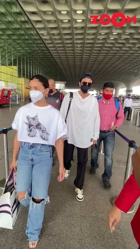 Ranbir Kapoor & Alia Bhatt twin in white as they get snapped at the airport. Alia Bhatt Airport Looks, Ranbir Kapoor Alia Bhatt, Bollywood Updates, Airport Look, Ranbir Kapoor, At The Airport, Alia Bhatt, Airport Outfit, Dress Codes