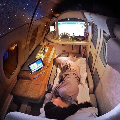 Penthouses Luxury, First Class Plane, Jets Privés De Luxe, First Class Airline, Private Jet Interior, Plane Seats, Luxury Lifestyle Travel, First Class Seats, First Class Flights