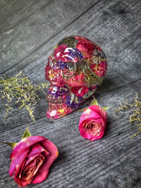 Large Resin Skull Resin Skull Ideas, Gothic Resin Art, Keychain Business, Epoxy Resin Skull, Resin Skulls, Epoxy Resin Witchy, Skull Ideas, Dead Flowers, Resin Skull