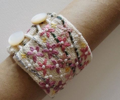 Fabric Bracelets Diy, Cuff Bracelets Diy, Wool Crafts Diy, Fabric Cuff Bracelet, Embroidered Bracelet, Boho Styl, Fabric Bracelets, Felt Jewelry, Hand Embroidery Projects