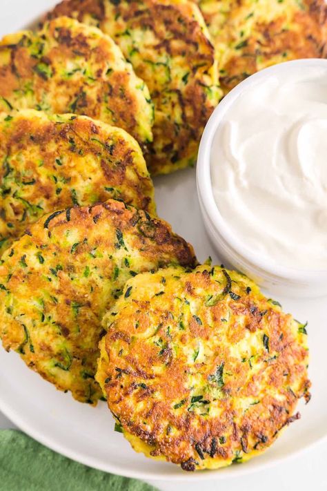 Zucchini And Squash Fritters, Savoury Zucchini Recipes, Green Squash Recipes, Green Squash Recipe, Big Zucchini Recipes, Veggie Patty Recipe, Zucchini Patties Recipes, Crispy Zucchini Fritters, Easy Zucchini Fritters