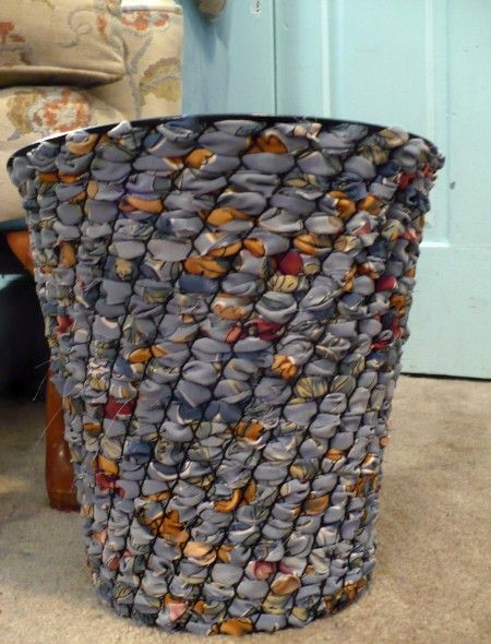 Wire mesh wastebaskets. Recycle Craft, Sew Crafts, Diy Basket, Fabric Accessories, Fabric Baskets, Waste Basket, Dollar Store Crafts, Fabric Projects, Dollar Store Diy