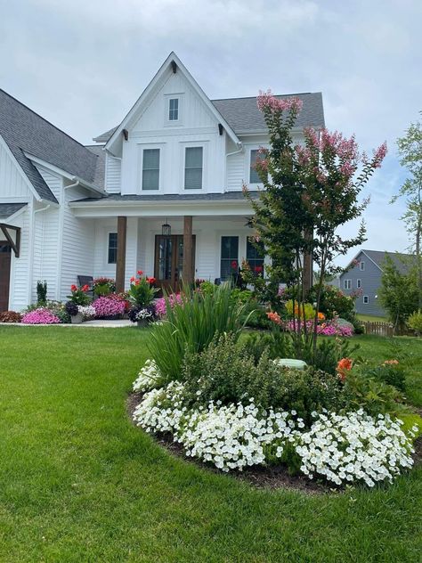 Landscape Ideas Farmhouse, Farmhouse Landscape Ideas, Landscaping Ideas Farmhouse, Front Of House Landscape Ideas Farmhouse, Farmhouse Landscaping Ideas, Farmhouse Front Yard, Hydrangea Aesthetic, Hillside Pool, Greens Garden