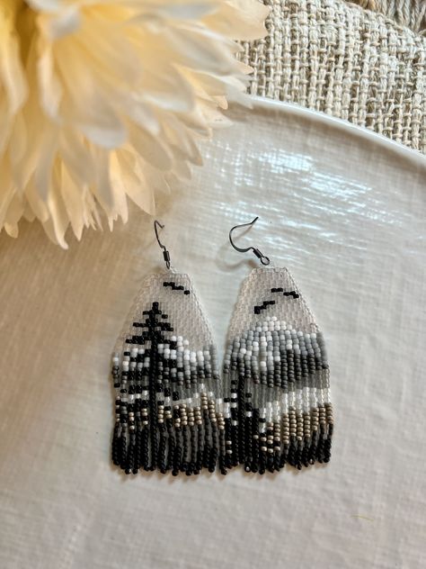 Delica Fringe Earrings, Pearls Jewelry Diy, Seed Bead Jewelry Patterns, Twin Beads, Beaded Earrings Native, Beaded Earrings Diy, Brick Stitch Earrings, Seed Bead Patterns, Beaded Cross Stitch