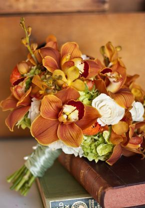 fall orchid orange and white bouquet Bouquet Orchid, Wedding Flowers Tulips, Wedding Flowers Sunflowers, Bright Wedding Flowers, Neutral Wedding Flowers, Orange Orchid, Orange Bouquets, Orange Wedding Flowers, Simple Wedding Flowers