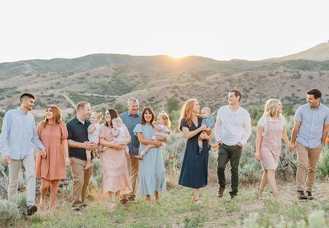 Extended Family Photo Outfits Spring, Summer Extended Family Picture Outfits, August Family Pictures Outfits, Field Family Pictures, Byers Family, Reunion Photography, Large Family Pictures, Extended Family Pictures, Spring Family Pictures