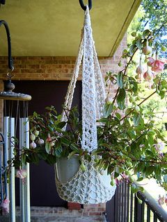 24 Plant Hanger Free Crochet Patterns for Your Home Sweet Home Crochet Plant Hanger, Diy Fleur, Bags Crochet, Crochet Shell Stitch, Hanging Plant Holder, Cotton Plant, Diy Plant Hanger, Crochet Plant, Crochet Home Decor