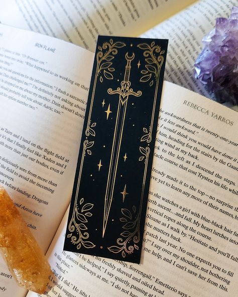 Some of you may have seen my story last week ✨ well here’s a look into the most gorgeous bookmarks that I designed 🗡️ there are three bookmark designs, two are gold foil and one is holographic foil. I’m absolutely floored with how stunning these are! They will be available on the 30th at noon! 💫🖤 #bookish #acotar #throneofglass