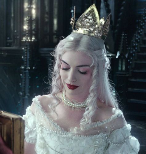 White Queen Costume, Queen Alice, Queen Costume, White Queen, Anne Hathaway, Disney Animation, Queen Anne, Alice In Wonderland, Violet