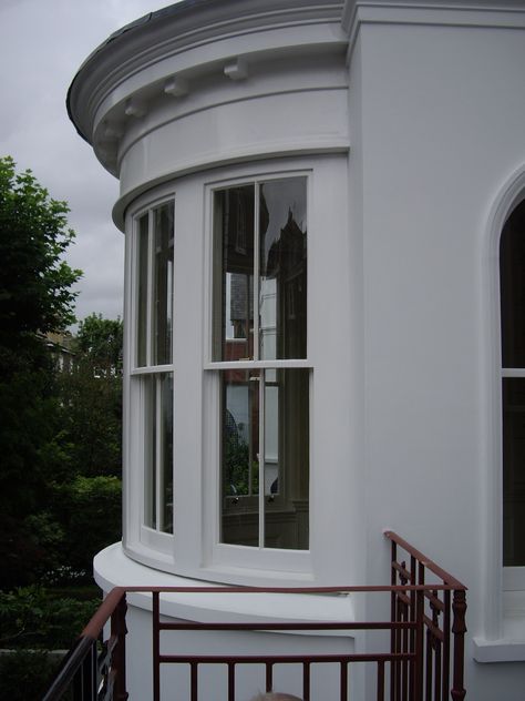 Curved bay sash windows Curved Windows Exterior, Curved Window Ideas, 1930s Extension, Bay Window Exterior, Window Bay, Bay Window Design, Georgian Windows, Modern Georgian, Arch Building