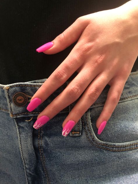 Hot pink nails with white flame nail art (trendy) Hot Pink Nails Flames, Hot Pink Nails With Flames, Hot Pink Nails Aesthetic, Hot Pink Flame Nails, Cancun Nails, Pink Flame Nails, Hot Pink Nail Art, Nail Art Trendy, Flame Nails