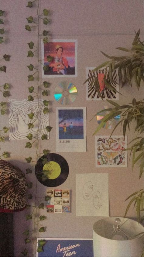 Cds On Wall Bedroom, Wall Poster Collage Bedrooms, Cds Wall Decor, Cd Decoration Ideas Wall Decor, Cd On Wall, Cd Room Decor Wall Art, Cds On Wall Ideas, Wall Collage Ideas Bedroom, Movie Posters On Wall Bedroom