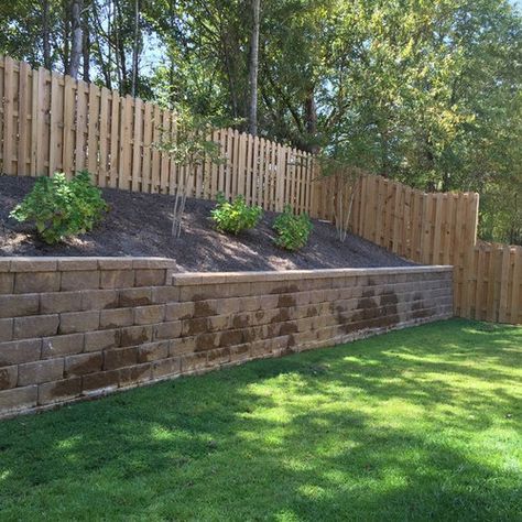 Garden Backyard Ideas, Backyard Hill Landscaping, Kitchen Design Outdoor, Backyard Retaining Walls, Sloped Backyard Landscaping, Building A Retaining Wall, Fireplace Outdoor, Outdoor Gardens Landscaping, Landscaping On A Hill