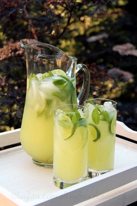 Mint Lemonade Cocktail, Batch Cocktail Recipe, Cocktail Vodka, Mojito Recept, Entertaining Tips, Batch Cocktails, Vodka Lemonade, Lemonade Cocktail, Mint Lemonade