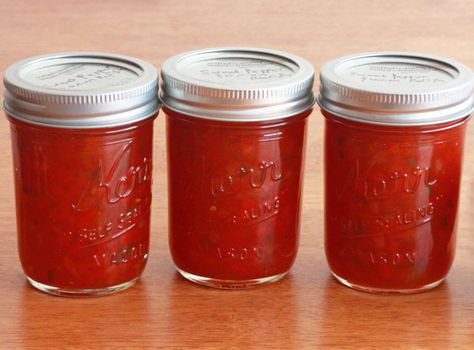 Harry & David Sweet Pepper and Onion Relish Copycat Recipe. Would make a good gift for Christmas Pepper Onion Relish, Onion Relish Recipe, Sterilizing Canning Jars, Hot Pepper Relish, Pickle Appetizers, Preserving Vegetables, Harry And David, Relish Recipe, Pepper Relish