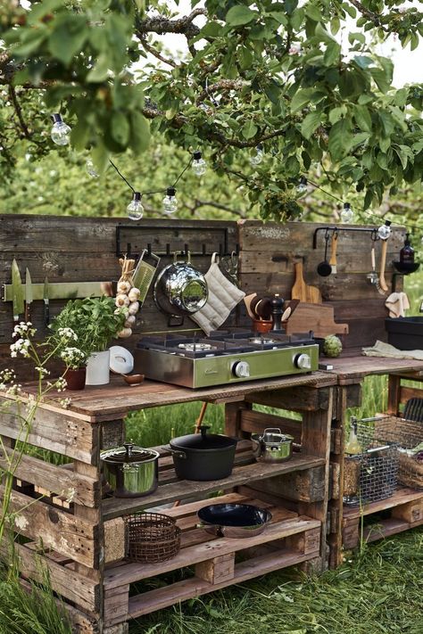 Simple Outdoor Kitchen, Rustic Outdoor Kitchens, Taman Diy, Have Inspiration, Rustic Outdoor, Diy Outdoor Kitchen, Patio Decorating, Small Patio, Garden Cottage