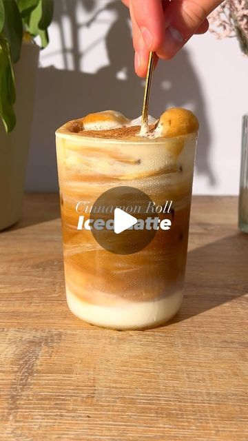 Coffee Recipes & more on Instagram: "Creamy Cinnamon Roll Latte 🤎 Recipe👇🏽 . Recipe: - prepare your cinnamon cream: * 2 tbsp of mascarpone  * 100 ml/ 3 oz of your milk of choice  * optional caramel syrup (1/2 oz) * 1/2 tsp of cinnamon powder * whisk till combined  - add ice to your cup  - add 130 ml/ 5 oz of milk  - add 1/2 oz of cinnamon syrup - pour in your fresh double shot of espresso - top it with your cinnamon cream . That’s it. Enjoy! 😍" Cinnamon Roll Iced Coffee, Cinnamon Latte, Shot Of Espresso, Cinnamon Syrup, Coffee Cappuccino, Caramel Syrup, Double Shot, Latte Recipe, Cinnamon Powder