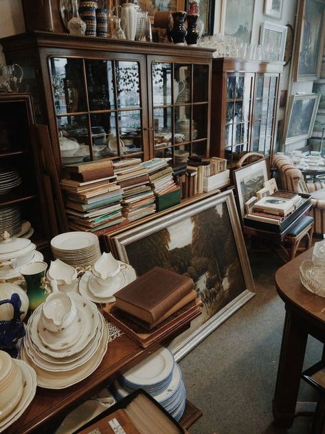 Clutter Core, Dark Academia Room, Academia Room, Lots Of Books, Classic Academia, Romantic Academia, Antique Aesthetic, Coffee Shop Aesthetic, Brown Aesthetic