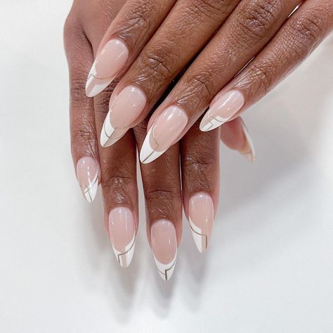 The little NAIL KITCHEN on Instagram: “Aprés Gel-X @apresnailofficial + Modern French 💅🏼 Art ✨ . 💅🏼 by Taylor @taylorlebeauty ✨ . Book now! 🤗 . #atlbeauty #atlnailart…” Triangle Nails, Subtle Nails, Minimalist Nail Art, Modern Nails, Damaged Nails, French Nail Designs, Modern French, Dope Nail Designs, Neutral Nails