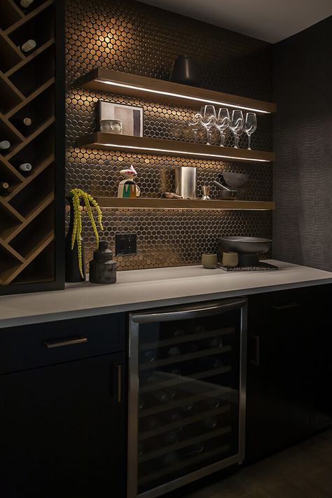 kitchen trends moody glam Moody Home Bar Design, Wet Bar With Wine Rack, Dry Bar Backsplash Ideas, Masculine Kitchen Ideas, Home Bar Corner, Dark And Moody Kitchen, Paint Ideas Kitchen, Moody Luxe, Modern Wet Bar