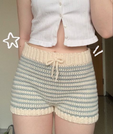 Crochet Shorts Pattern, Crochet Skirt Pattern, Crochet Bottoms, Crochet Short, Diy Vetement, Crochet Design Pattern, Kawaii Crochet, Crochet Clothing And Accessories, Crochet Shorts