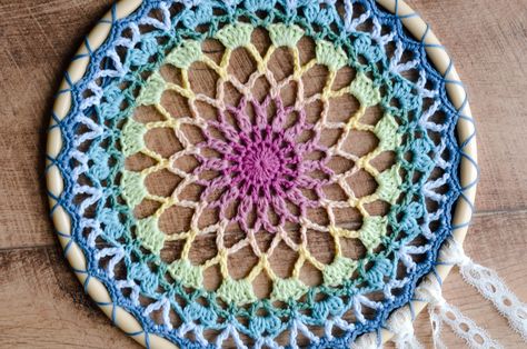 Crochet Dreamcatcher Pattern, Crochet Dream Catcher, Crochet Dreamcatcher, Crochet Mandala Pattern, Crochet Wall Hangings, Dream Catcher Diy, Crochet Doily Patterns, Crochet Mandala, Granny Square Crochet Pattern