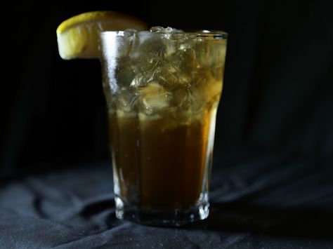 Classic Texas Tea recipe from On the Rocks via Food Network Texas Tea Recipe, Tea Cocktail Recipes, Sweet Tea Vodka, Vodka Recipes Drinks, Baked Potato Soup Recipe, Recipes With Ingredients, Texas Tea, Tea Cocktail, Drink Syrups