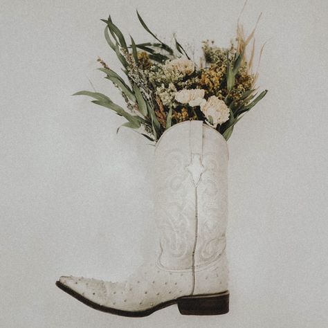 Country Western Bridal Shower Ideas, Flowers In Cowboy Boots, Western Engagement Party, Boots And Bubbly Bridal Shower Ideas, Western Bridal Shower Ideas, Boots And Bubbly, Cowgirl Bridal Shower, Farewell Ideas, Western Bridal Showers