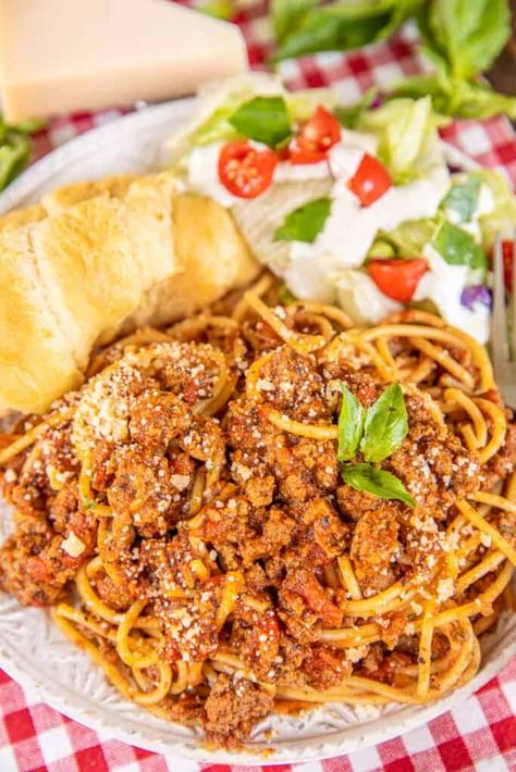 School Cafeteria Spaghetti Recipe, Cafeteria Spaghetti, Spaghetti Meat Sauce Recipe, Paste Tomatoes, Spaghetti And Meat Sauce, Homemade Spaghetti Sauce Easy, Meat Sauce Recipe, Spaghetti Recipes Easy, School Lunch Recipes