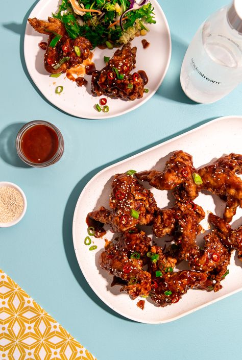 Asian Bar, Chicken Asian, Korean Fried Chicken Recipe, Asian Food Photography, Food Shots, Fried Chicken And Waffles, Food Photoshoot, Korean Fried Chicken, Bar Food