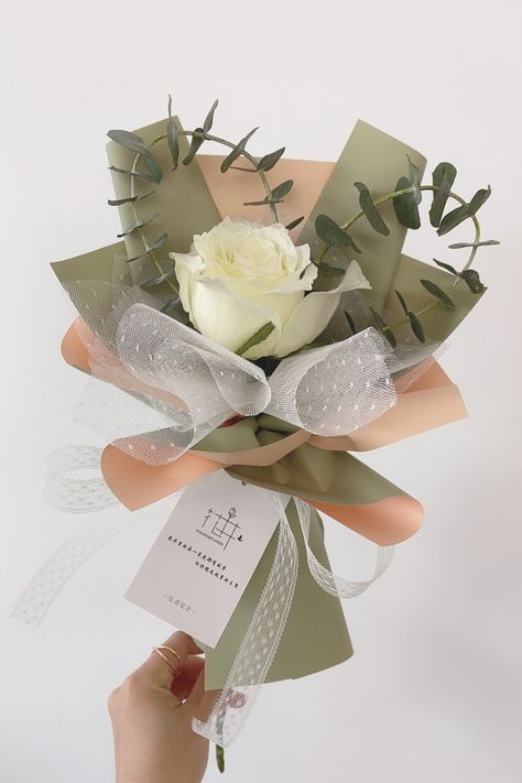 Unique Flower Gifts, Flower Arrangement Gift Ideas, Rose Wrapping Ideas, Single Flower Wrapping Ideas, Small Wrapped Bouquet, Unique Flower Bouquet Ideas, Single Bouquet Wrap, Flower Gift Ideas Bouquets, Wrap Bouquet Of Flowers