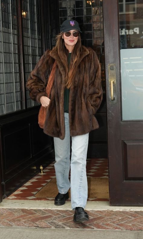 Celebrity Winter Outfits, Coldplay Singer, Fur Coat Outfit, Dakota Johnson Style, Suede Trench Coat, Long Black Coat, Sienna Miller, Fashion Trends Winter, The Hunger Games