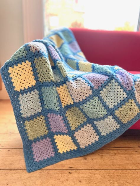 Blue Granny Square Blanket, Farmhouse Granny Square, Crochet Granny Square Beginner, Crochet Swirl, Crochet A Granny Square, V Stitch Crochet, Square Crochet Pattern, Modern Crochet Blanket, Crochet Square Blanket