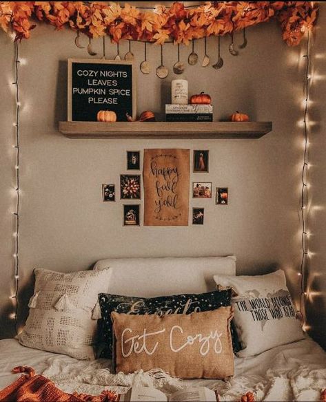 How To Easily Decorate Your Bedroom For Fall | She Gave It A Go Fall Room Ideas, Autumn Room, Halloween Bedroom Decor, Fall Room Decor, Fall Bedroom Decor, Halloween Bedroom, Holiday Room, Halloween Room Decor, Deco Studio