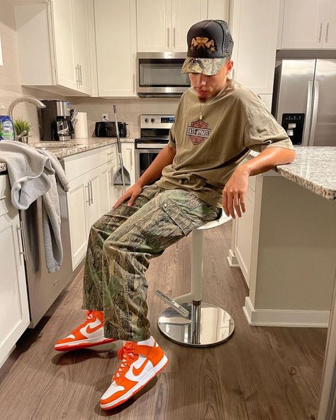 Orange And Camo Outfit, Camo Outfit Men, Orange Shoes Outfit, Orange Dunks, Dunk Outfit, Mens Streetwear Outfits, Dunks Outfit, Camo Outfits, Shoes Outfit Fashion